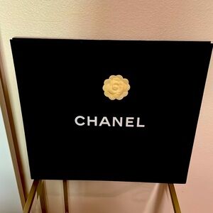 Large Chanel gift bag🌸
